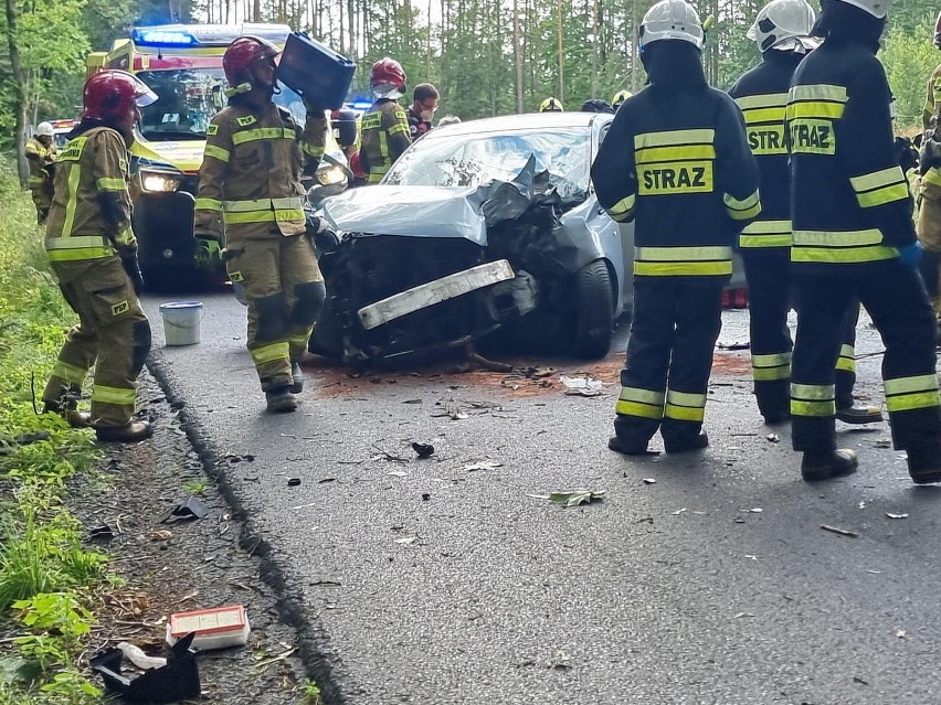 Niedziela, 10.07. Osobowy opel uderzył w drzewo na trasie...