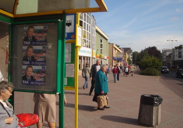 Plakaty z wizerunkiem Sławomira Pajora zawisły m.in. na wiacie przystankowej przy ul. Wyszyńskiego. Zdaniem niektórych kontrkandydatów, prezydent wykorzystuje szyld miejskiego zakładu do celów kampanijnych.