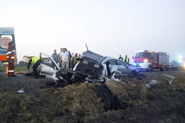 Audi i peugeot zderzyły się na drodze wojewódzkiej między Ostrowią a Łomżą.&#8211; Na tej trasie raczej rzadko dochodzi do wypadków &#8211; mówili prokuratorzy.