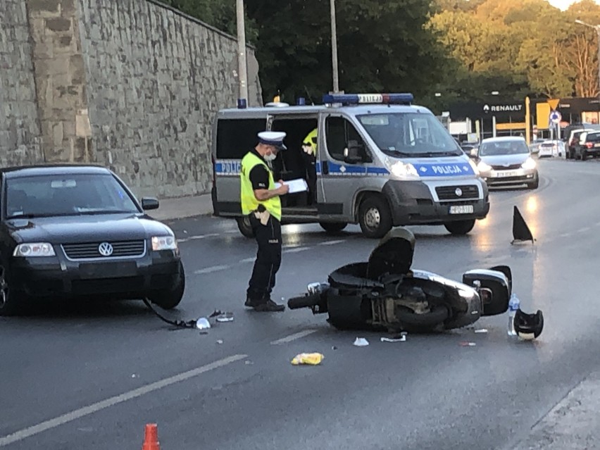 Zderzenie samochodu osobowego ze skuterem w Lublinie. Jedna osoba poszkodowana