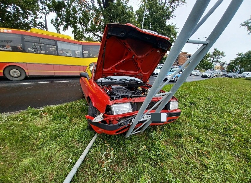 Wypadek przy CH Korona we Wrocławiu. Kobieta wjechała w słup