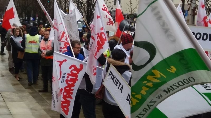 Protest pracowników ośrodków doradztwa rolniczego przed ministerstwem rolnictwa [zdjęcia]