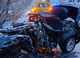 Koszmarny wypadek w Landeku. W rozerwanym aucie zginął młody kierowca. Policja ustala okoliczności śmiertelnego wypadku