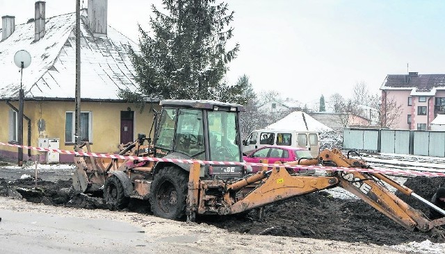 Trwają prace ziemne między stacją &#8222;wąskotorówki&#8221; a  parowozownią przy budowie przedłużenia ulicy Republiki Pińczowskiej - najważniejszej tegorocznej inwestycji drogowej w Pińczowie.