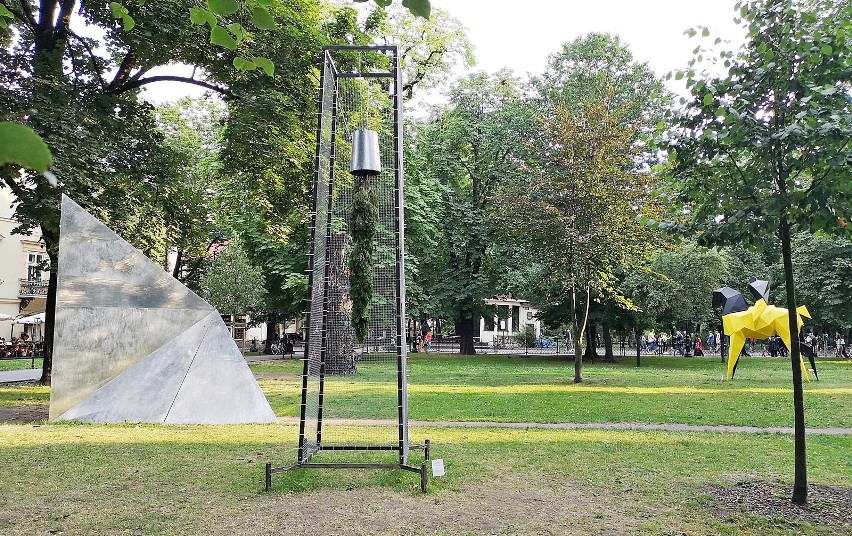 Kraków. Ciekawe rzeźby stanęły na krakowskich Plantach [ZDJĘCIA]