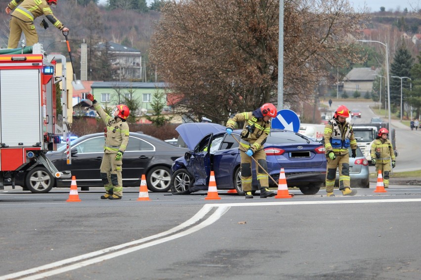 Wypadek dwóch samochodów osobowych na DK 94 w Olkuszu. Droga...