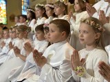 Komunie w Piotrkowie 2023: Pierwsza komunia w kościele Najświętszej Marii Panny Królowej Pokoju. ZDJĘCIA