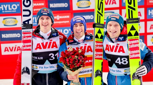 Podium ostatniego konkursu w Trondheim - od lewej: Daniel Tschofenig, Stefan Kraft (zwycięzca) i Jan Hoerl