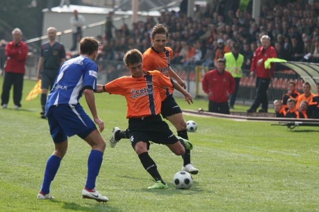 Piłkarze KSZO rozegrali kapitalne spotkanie. Na zdjęciu Tomasz Persona (z piłką), w głębi Łukasz Matuszczyk.