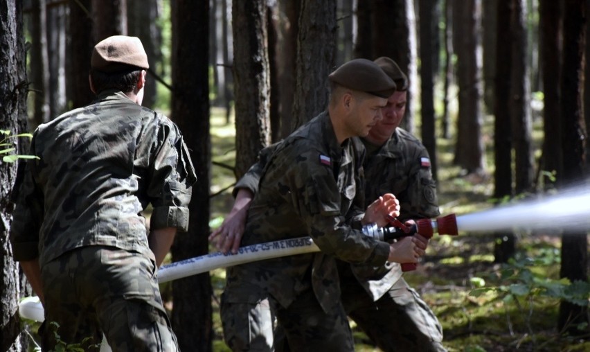 Żołnierze Obrony Terytorialnej z Radomia ćwiczyli ze strażakami z Pionek oraz Odrzywołu