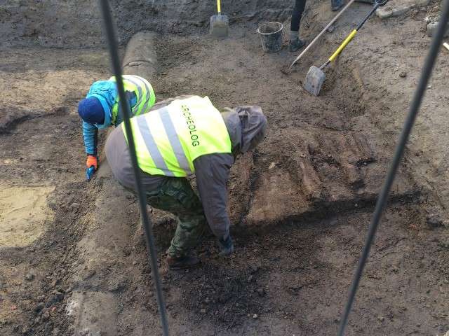 Praca archeologów ma związek z planowaną na wiosnę przebudową ul. Kościuszki w Rzeszowie. Zanim na deptaku pojawi się nowa nawierzchnia, pod powierzchnią ulicy prowadzone są wnikliwe badania. - Znaleźliśmy pozostałości drewnianej nawierzchni ulicy. To drewniane belki długie na około metr. Wydobywamy je na powierzchnię. Coś więcej będzie można o nich powiedzieć po kolejnych badaniach, które będą już prowadzone w gabinetach – mówi Dariusz Bobak z Fundacji Rzeszowskiego Ośrodka Archeologicznego.Archeolodzy odkryli także kilka monet i dwa krzyżyki. Z jakiego okresu pochodzą, będzie można powiedzieć jednak dopiero po ich dokładnym oczyszczeniu i przebadaniu. Prace archeologiczne mają potrwać do kwietnia. Następnie rozpocznie się modernizacja tej części deptaka.