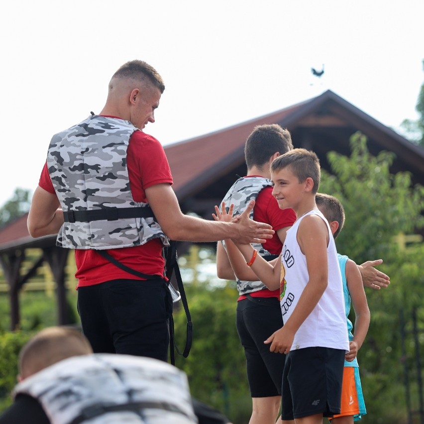 Piłkarze Korony Kielce nad zalewem w Cedzynie. Mówili o zasadach bezpiecznego wypoczynku i zaprosili na mecz ze Śląskiem Wrocław