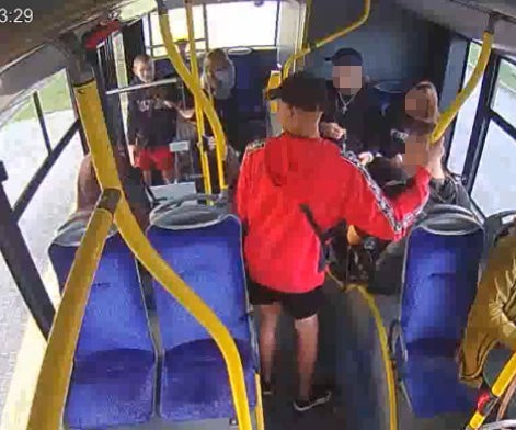 Mieli naruszyć nietykalność nastolatki w autobusie linii nr 64 w Bydgoszczy. Rozpoznajesz ich? [zdjęcia]