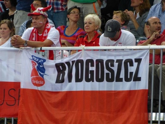 Jerzy Winiarski z małżonką na meczu siatkarzy z Bułgarią. Flaga Bydgoszczy była już razem z nimi w Pekinie...