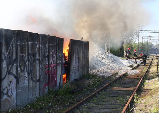Do zdarzenia doszło w czwartek 18 maja po godzinie 16. Niedaleko wiaduktu kolejowego przy ulicy Szczecińskiej doszło do pożaru starych podkład&oacute;w kolejowych. Na miejscu zdarzenia pracowała jednostka straży pożarnej. Ogień szybko udało się opanować. Nikomu nic się nie stało. &lt;iframe src=&quot;//get.x-link.pl/41495118-89c8-c619-fa7d-6f31cd483fef,3e5ba1a2-3f67-4a64-b38a-37a540ca49c0,embed.html&quot; width=&quot;640&quot; height=&quot;360&quot; frameborder=&quot;0&quot; webkitallowfullscreen=&quot;&quot; mozallowfullscreen=&quot;&quot; allowfullscreen=&quot;&quot;&gt;&lt;/iframe&gt;