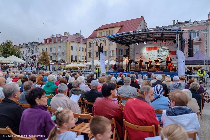 Koncert pieśni patriotycznych na Rynku Kościuszki. Prezydenci rozdawali śpiewniki