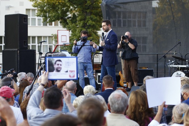 Kampania w rytmie hip-hopu? W środę na Pradze-Północ odbył się koncert, z udziałem Patryka Jakiego. Kandydatowi PiS na prezydenta Warszawy na scenie towarzyszył raper HCR, który zaprezentował inspirowany historią polityka utwór "Stałem pod blokiem"