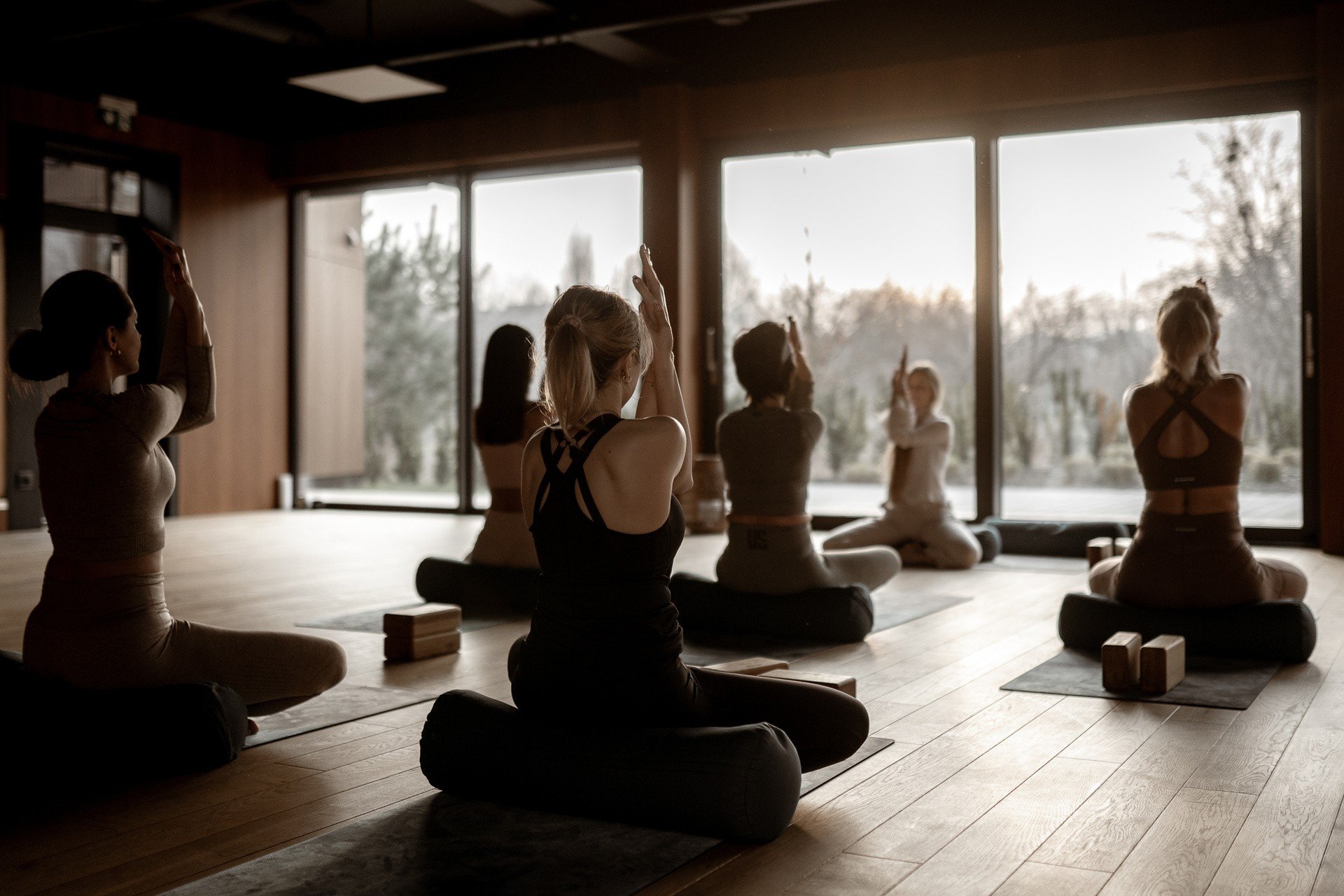 Semana de la mujer, es decir, clases de yoga gratuitas en Sopot.  Es una buena manera de relajarse y cuidar su salud.  Las inscripciones están en curso