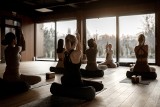 Tydzień Kobiet, czyli bezpłatne zajęcia jogi w Sopocie. To dobry sposób, by się wyciszyć i zadbać o zdrowie. Trwają zapisy