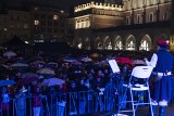 Takie rzeczy tylko w Krakowie: tłum mieszkańców wspólnie śpiewał patriotyczne pieśni