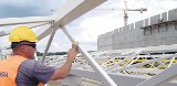 Hala widowiskowo-sportowa w Koszalinie: na budowę przyjeżdżają 20 tonowe dźwigary