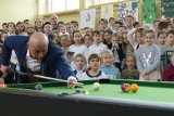 Znane osoby i mistrz świata na otwarciu ośrodka bilardowego w Szkole Podstawowej 1 w Kielcach. Pojedynek wiceprezydenta i pokaz trików 