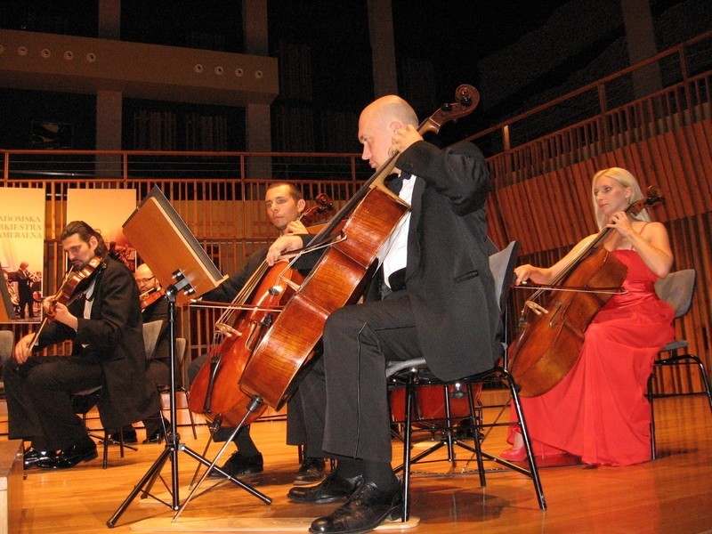 Solistki orkiestry wystąpiły w kolorowych sukniach.