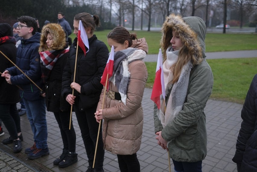 Przedstawiciele władz Torunia i uczniowie zgromadzili się...