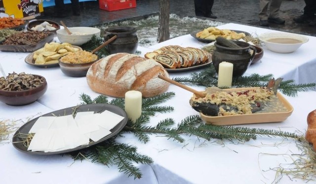 Jakie potrawy wigilijne powinny znaleźć się na świątecznym stole? - zobacz listę przykładowych 12 dań i przepisy.