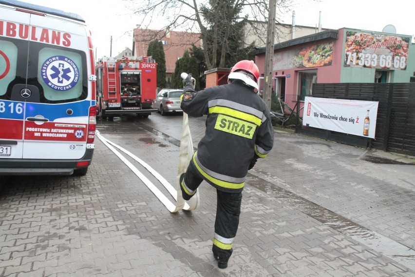 Wrocław: Spłonęła pizzeria na Klecinie. Pożar gasiły cztery zastępy straży [ZDJĘCIA]