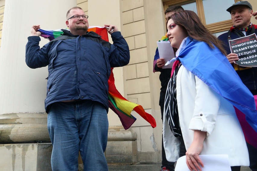Wymietli homofobię z Lublina. Happening przed ratuszem [ZDJĘCIA, WIDEO]