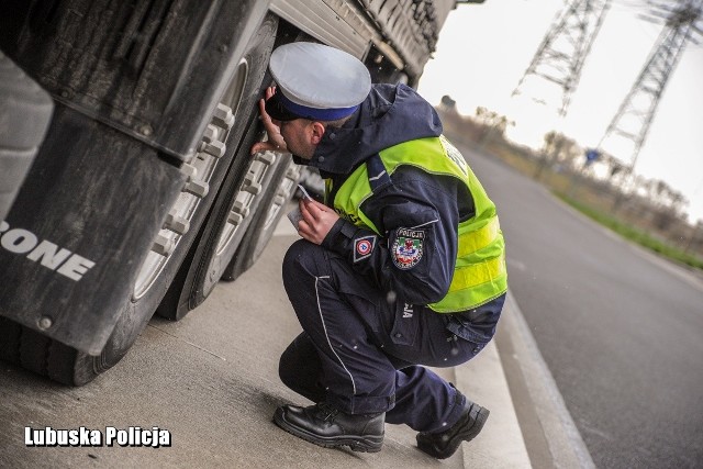 Policjanci i funkcjonariusze ITD sprawdzali ciężarówki, które przejeżdżają przez województwo lubuskie.