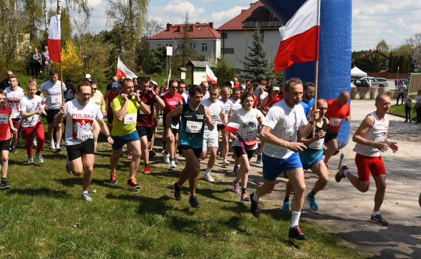 W IV Biegu z flagą w ręku w Piekoszowie uczestniczyło 130 osób, wśród nich wójt Zbigniew Piątek. Startowałeś? Szukaj się na zdjęciach