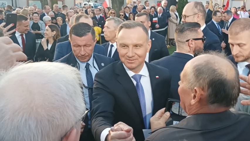 Prezydent Andrzej Duda w Pajęcznie wyszedł do mieszkańców,...
