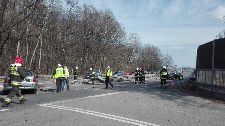 Wypadek na DK1 w Goczałkowicach: Zderzyły się dwa samochody osobowe. Lądował LPR