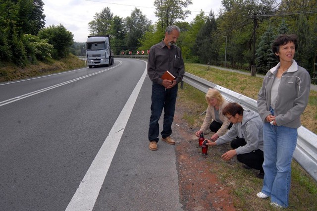 Od soboty do poniedziałku na feralnym łuku krajowej "9&#8221; doszło do 2 kolizji i 1 wypadku. Zginęły dwie osoby.