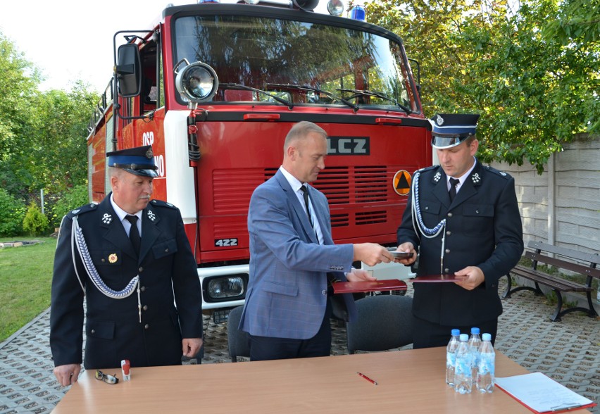 Druhowie z Ochotniczej Straży Pożarnej Krajno dostali wóz gaśniczy