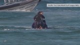 Rekiny zaatakowały surfetra podczas transmisji na żywo (wideo)