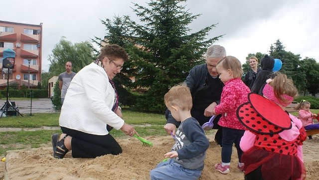 Ile było zabawy, śmiechu i radości. Plac zabaw jest piękny, a nowych urządzeń do zabawy jeszcze przybędzie. Nic tylko huśtać się i bawić w piasku.