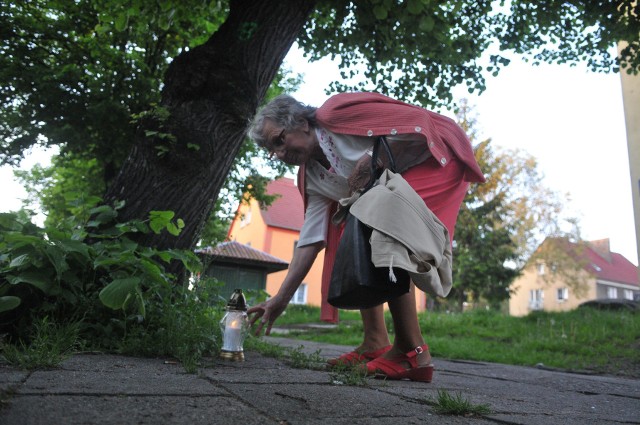 Kostrzynianie (i nie tylko) protestowali przeciwko wycince drzew na ul. Kościuszki w Kostrzynie. Po proteście i zbiórce podpisów na Placu Wojska Polskiego ludzie udali się na ul. Kościuszki i zapalili znicze pod lipami, które mają iść do wycinki.