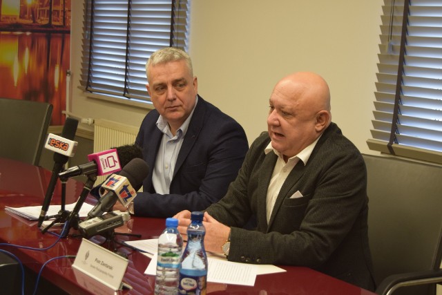 Senator Piotr Zientarski (z prawej) przekazał projekt uchwały wiceburmistrzowi Szczecinka Danielowi Rak