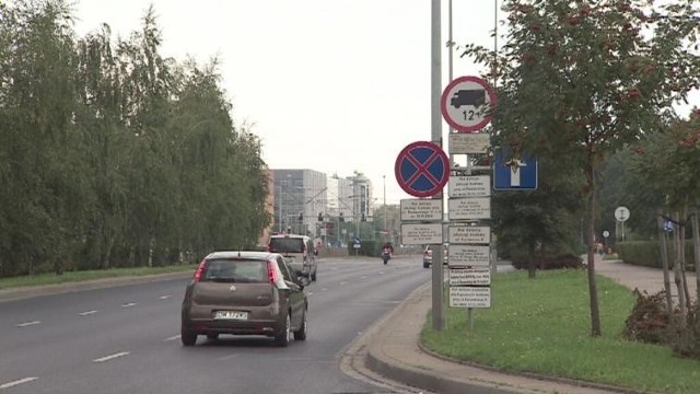 Znaki dla umiejących szybko czytać - ulica Legnicka we Wrocławiu