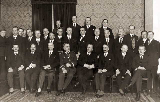 Zjazd wojewodów w 1929 roku. Na zdjęciu wojewoda kielecki Władysław Korsak (stoi trzeci od lewej w pierwszym rzędzie)
