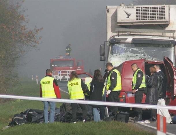 Tragiczny wypadek w Nowym MieścieVolkswagen transporter przewozący 18 osób -pracowników sezonowych - z niewiadomych przyczyn zjechal na przeciwny pas ruchu i zderzyl sie czolowo z ciezarowym volvo.