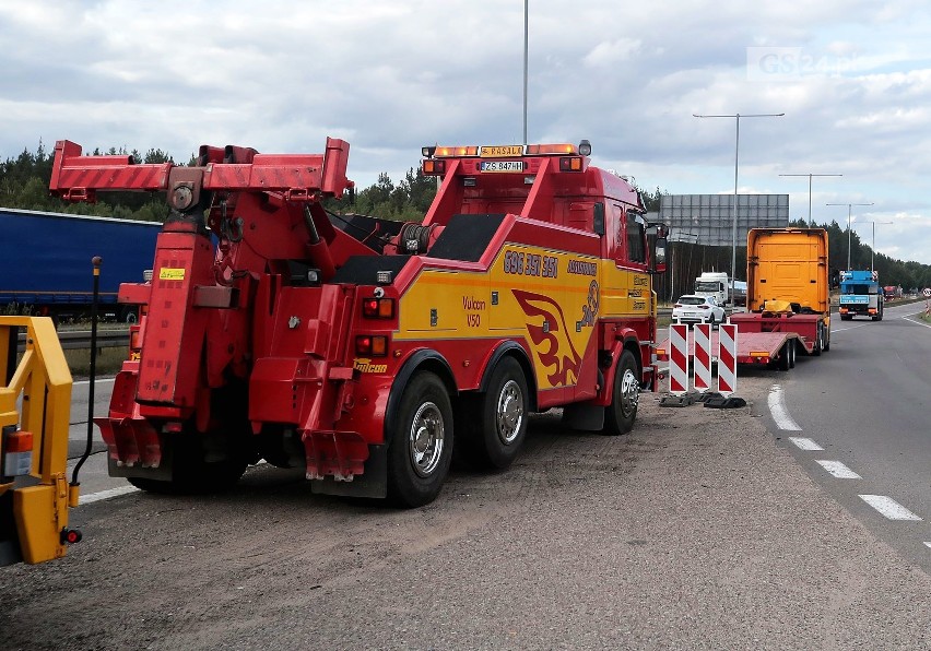 Akcja wyciągania ciężarówki na A6