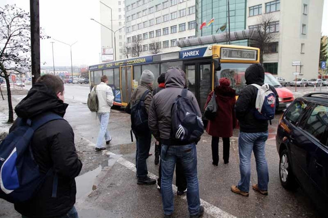 Od ubiegłej soboty ulicą kard. Wyszyńskiego jeżdżą tylko autobusy linii 27. Pasażerowie chcieliby, żeby można było stąd jeździć też innymi liniami, także w kierunku centrum.
