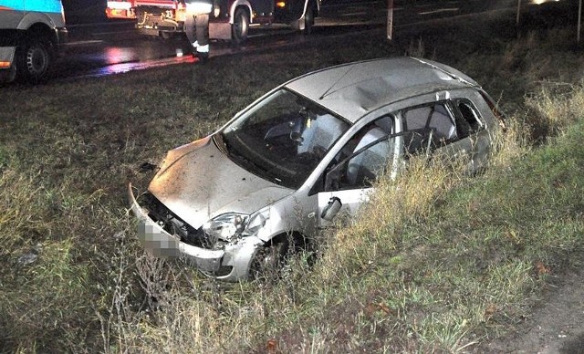 Groźny wypadek o poranku na obwodnicy Szubina. W miejscowości Łachowo, tuż przed godziną 5.00. rano, do rowu wpadł osobowy Ford, którym jechały cztery osoby. Ratownicy przebadali podróżujących osobówką, z których  dwie pasażerki wymagały ich pomocy.INFO Z POLSKI odc.11 - przegląd najciekawszych informacji ostatnich dni w kraju.