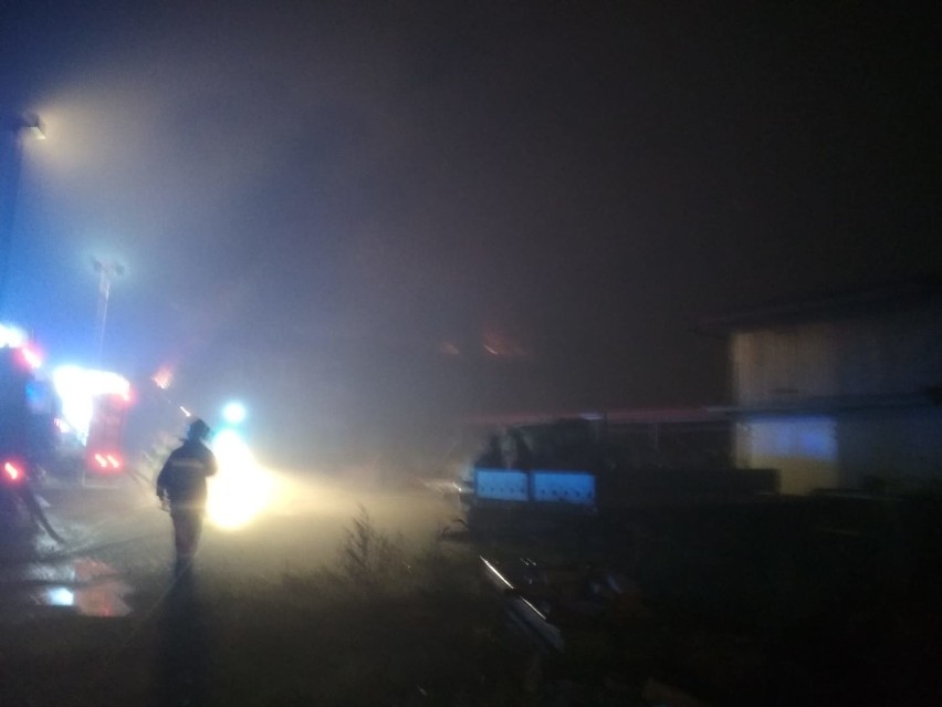 Gawłów. Pożar stolarni, w akcji gaśniczej brało udział 14 zastępów straży pożarnej [ZDJĘCIA]