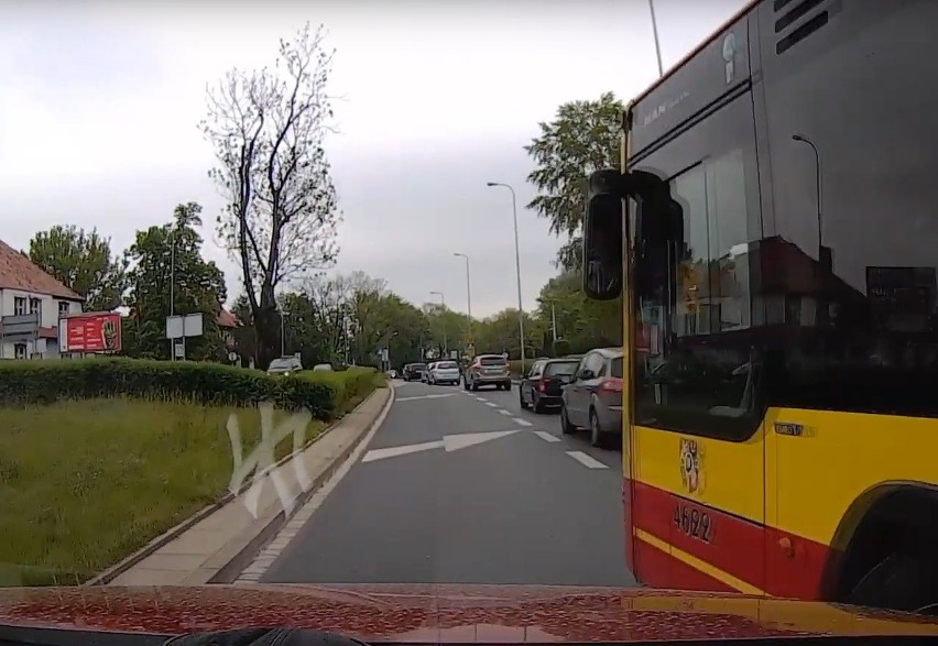 Wrocław. Szeryf w miejskim autobusie myśli, że pilnuje porządku. A łamie prawo
