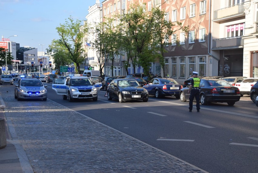 Wypadek na Sienkiewicza: BMW potrąciło pieszego przy przystankach obok Białówny (zdjęcia)